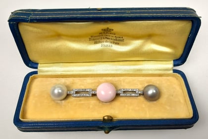 Pearl with royal provenance sells for record £71,500 in Farnham