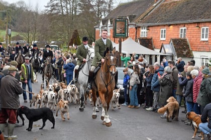 WATCH: Big crowds gather in Meon Valley village for Boxing Day hunt