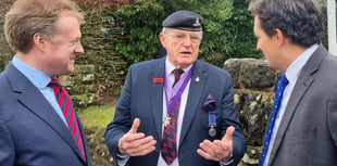 Minister for veterans Johnny Mercer enjoys pint with Beacon Hill vets