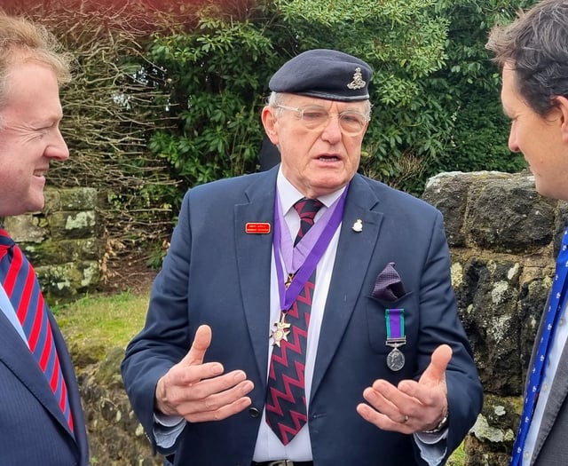 Minister for veterans Johnny Mercer enjoys pint with Beacon Hill vets