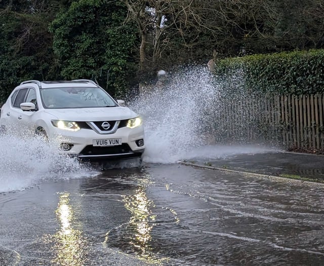 VIDEO: Pipe blockage causes flooding in Hampshire village