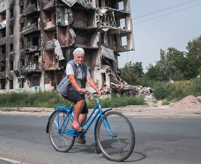 Yellow and blue Monday: Ukrainians mark a grim milestone